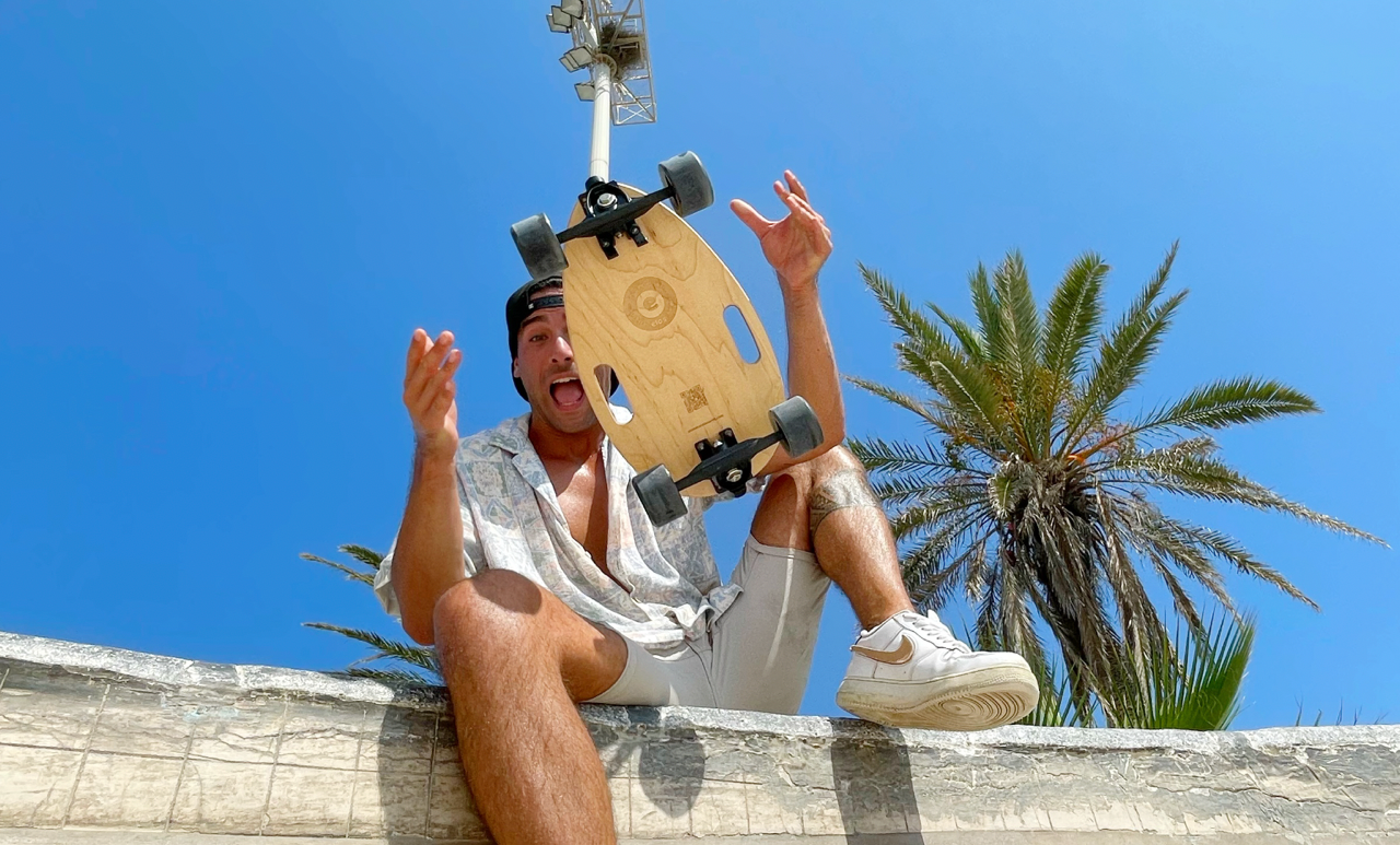 A spanish man happily throw his Elos on the air in a summer day