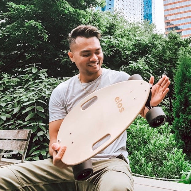 A man takes on the bustling city of NYC as he commutes on his Elos wide deck skateboard, a popular choice for those embracing an urban lifestyle. The versatile design of short longboard make them a great option for navigating the city streets.