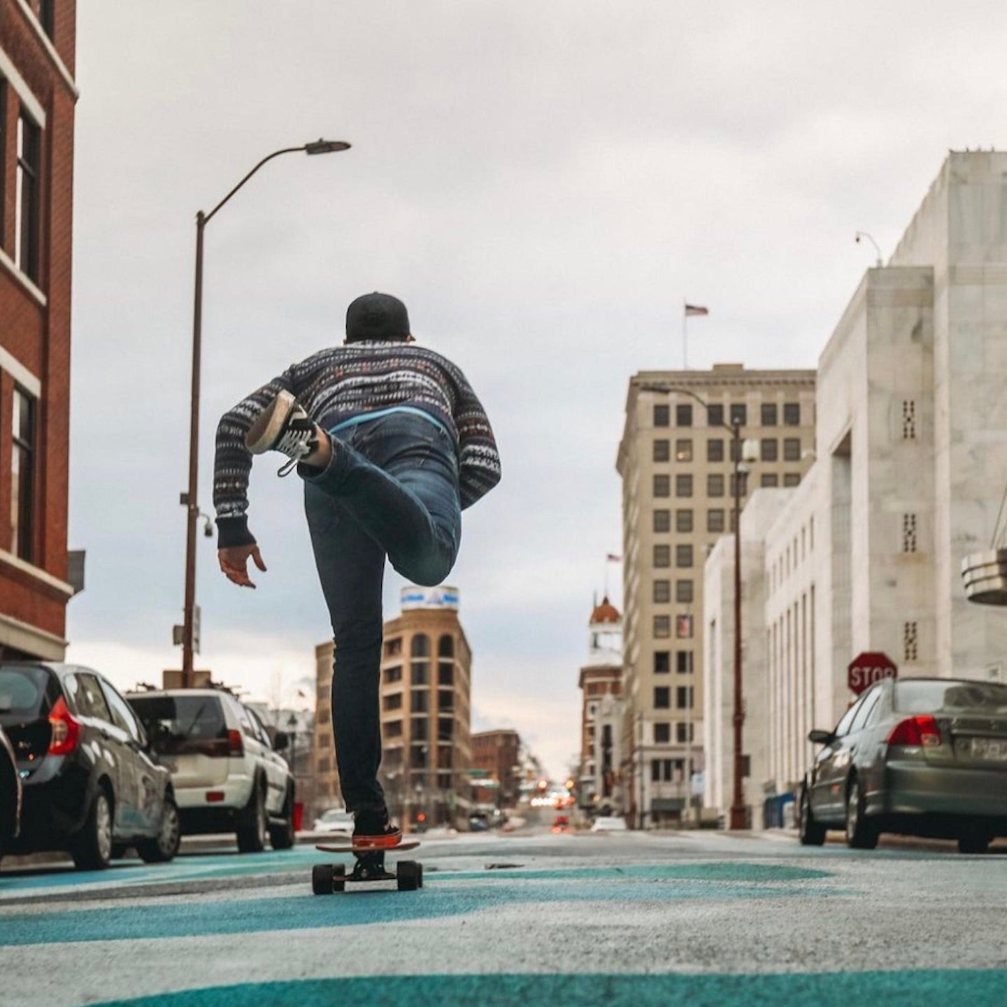 A man using Elos skateboard for alternative commute to work transportation